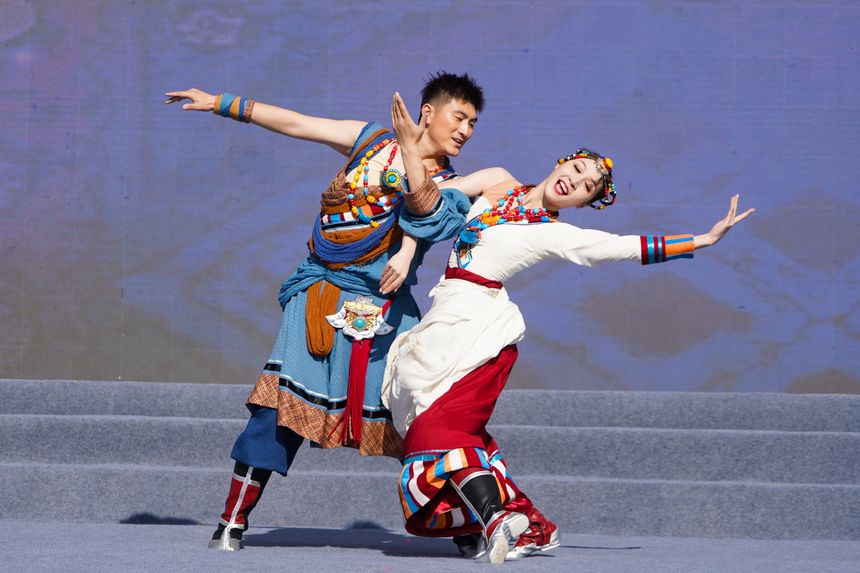 慰問演出現(xiàn)場，中央民族歌舞團(tuán)演員在表演雙人舞《噶魯情歌》。趙慶能攝