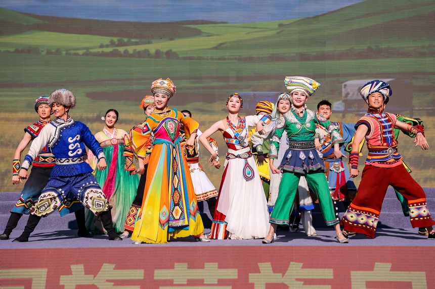 慰問演出現(xiàn)場，中央民族歌舞團演員在表演舞蹈《同心共圓中國夢》。趙慶能攝