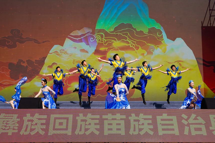 慰問演出現(xiàn)場，中央民族歌舞團演員在表演舞蹈《魚躍龍門步步高》。趙慶能攝