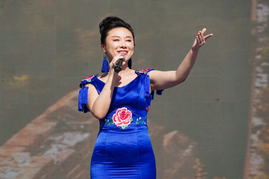 慰問演出現(xiàn)場，中央民族歌舞團(tuán)演員在演唱歌曲《幸福中國一起走》。趙慶能攝