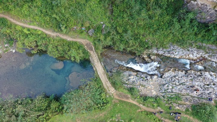石板河村掛壁公里修建前村民出山常行走的川溝橋。謝永奇攝
