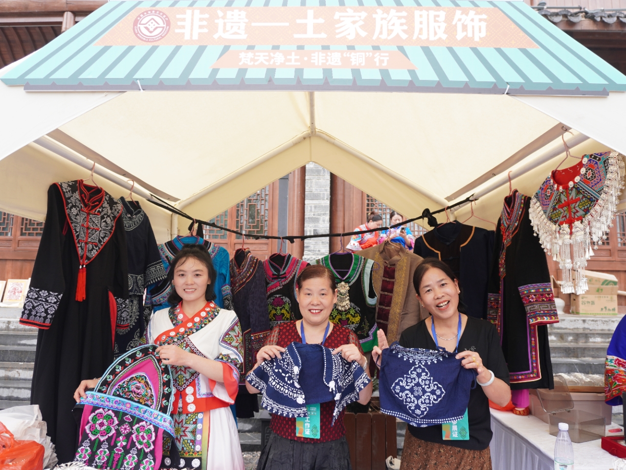 展示非遺產(chǎn)品。