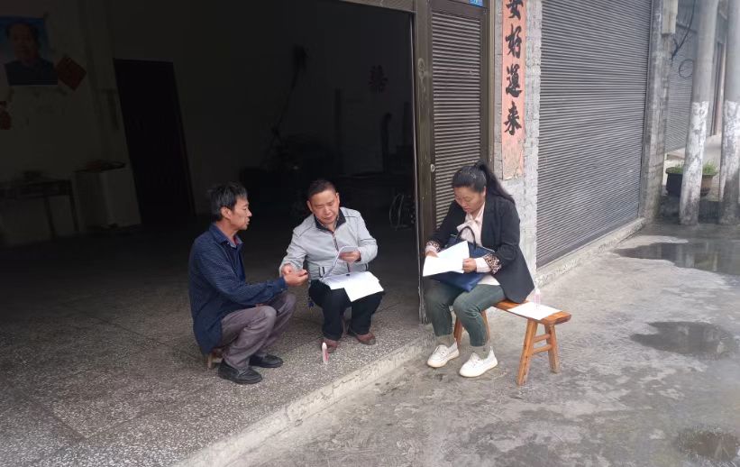 檬子村駐村工作隊(duì)正為村民講解今年種養(yǎng)殖產(chǎn)業(yè)獎(jiǎng)補(bǔ)到賬情況。
