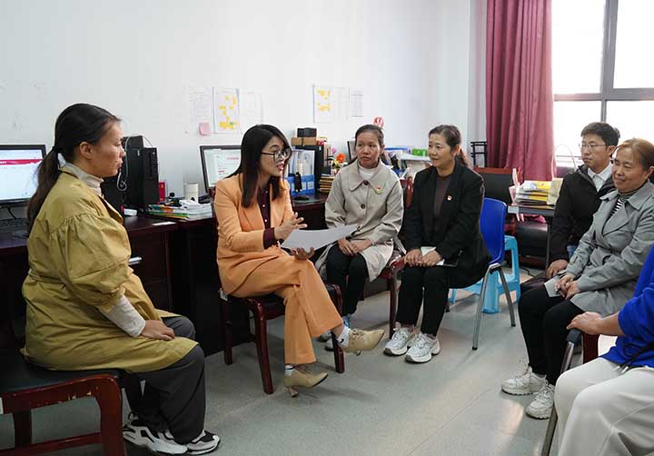 與龍里一小語文老師交流。