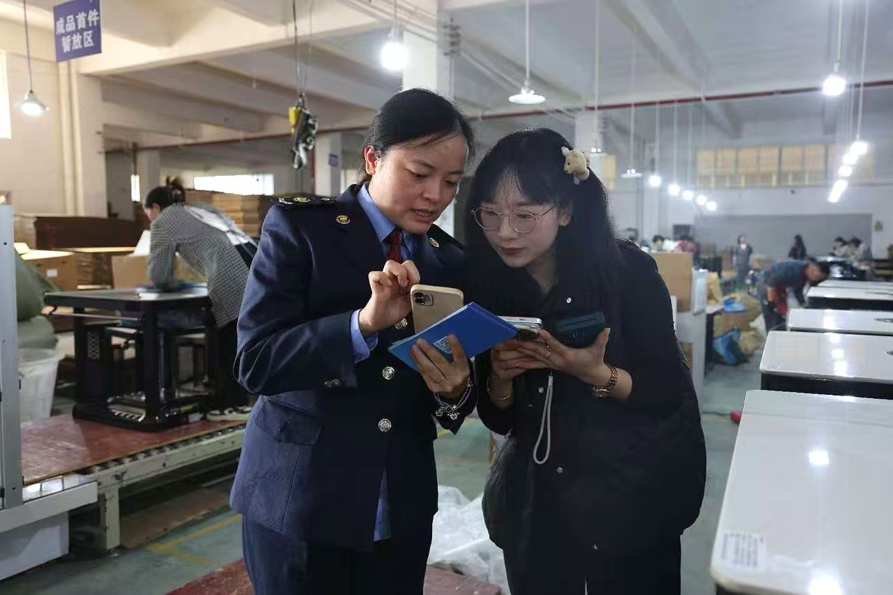 圖為大方縣稅務(wù)人員在企業(yè)開展調(diào)研，助力“冬日經(jīng)濟”健康發(fā)展。漆酼攝