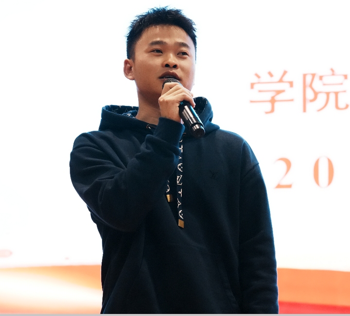 奧運(yùn)冠軍謝瑜分享成長(zhǎng)經(jīng)歷和奮斗故事。