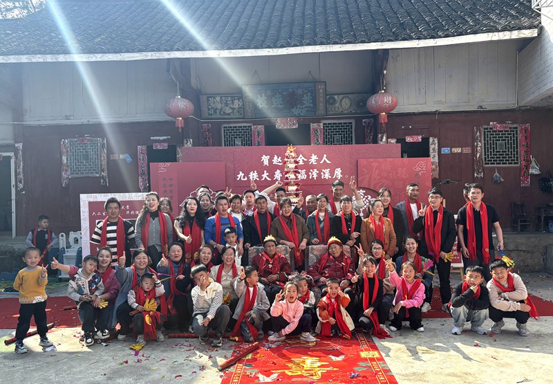 一家四代同堂為趙國(guó)權(quán)過(guò)90歲生日（王建紅  攝）