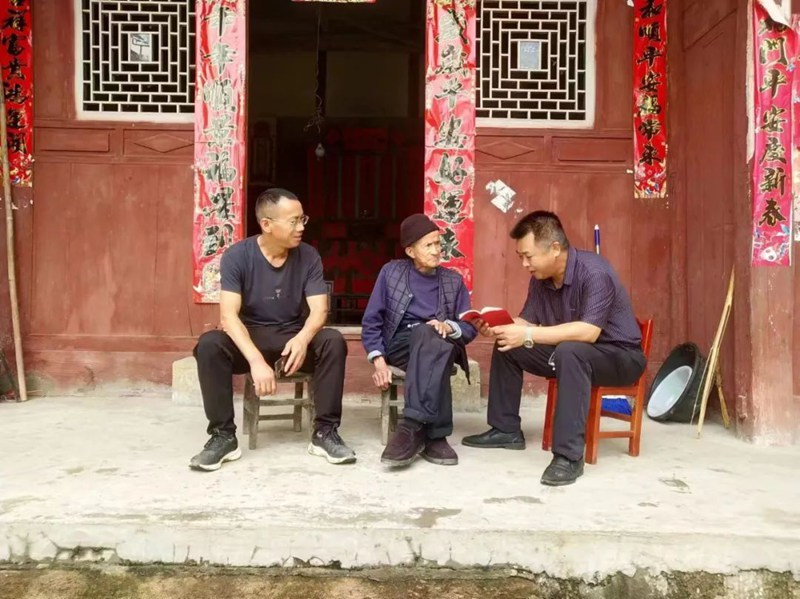 駐村干部征求趙國(guó)權(quán)對(duì)駐村工作的意見(jiàn)（王建紅  攝）
