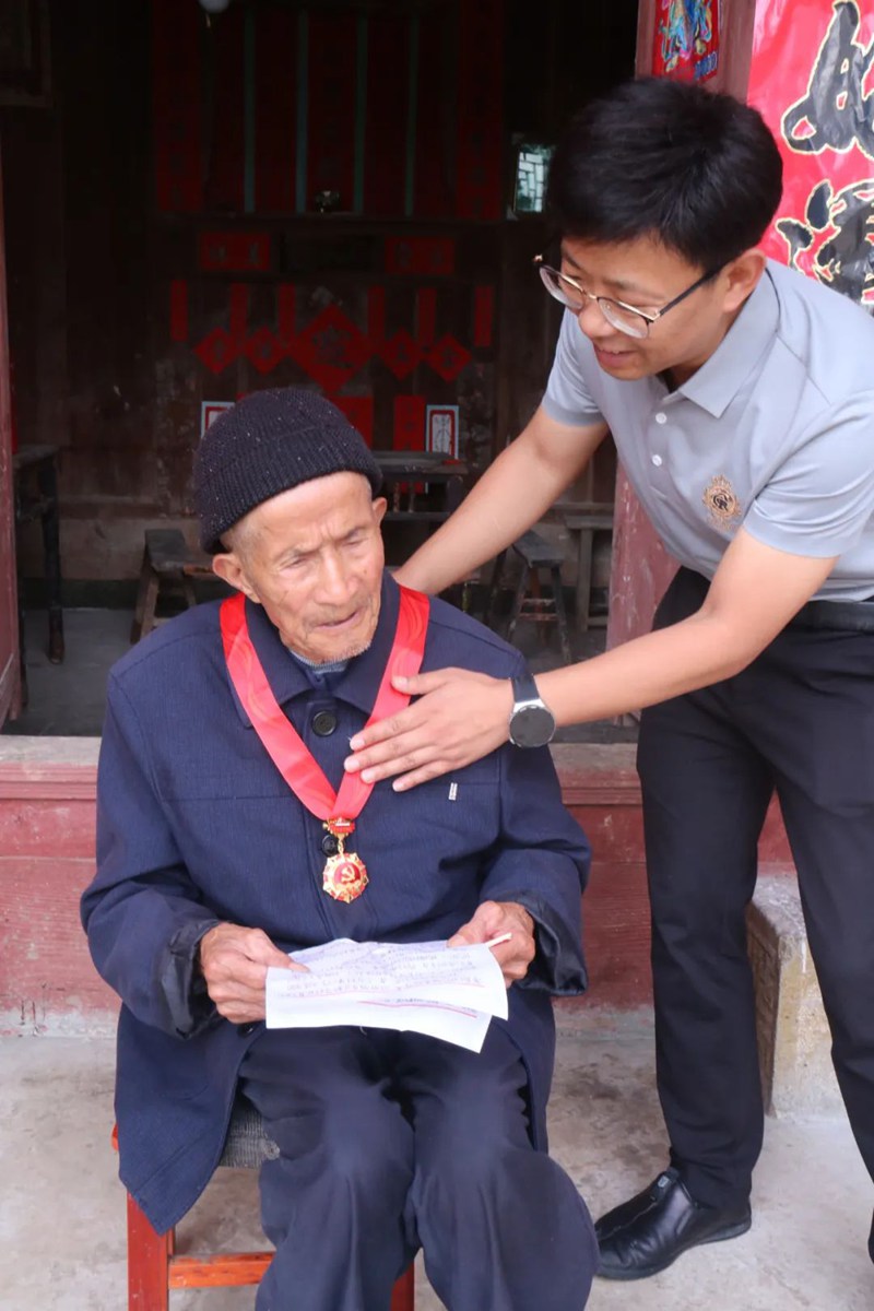 江界河鎮(zhèn)黨員干部向趙國(guó)權(quán)頒發(fā)“光榮在黨50年”紀(jì)念章（王建紅  攝）