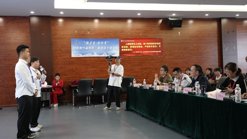 參賽隊(duì)伍與專家評(píng)委進(jìn)行問(wèn)答互動(dòng)。郭露 攝