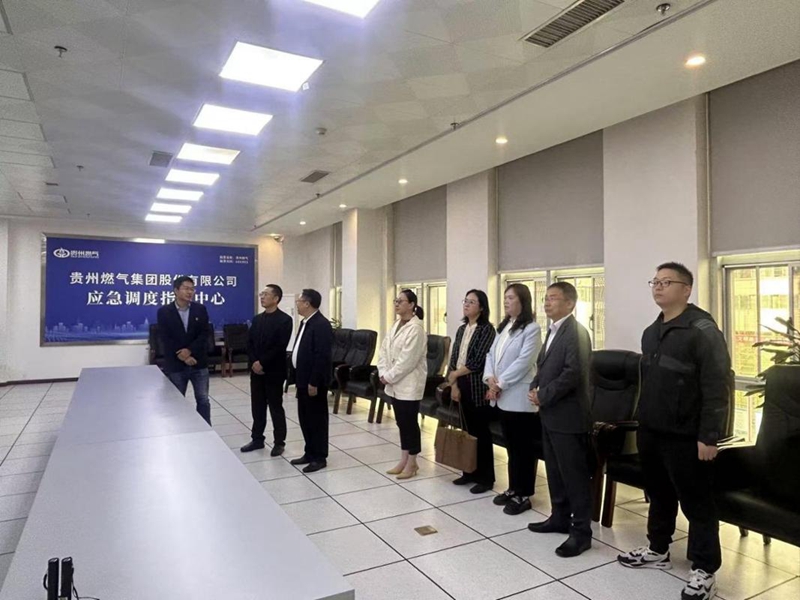 參觀現(xiàn)場。