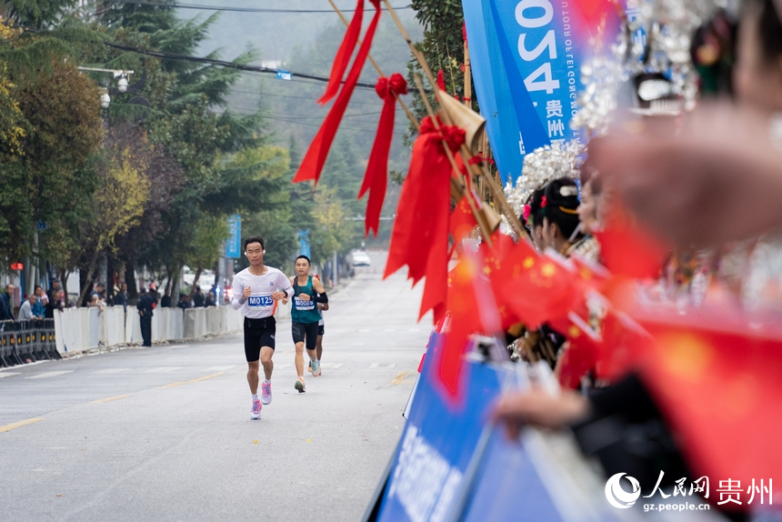 2024貴州環(huán)雷公山馬拉松賽現(xiàn)場。人民網(wǎng)記者 涂敏攝
