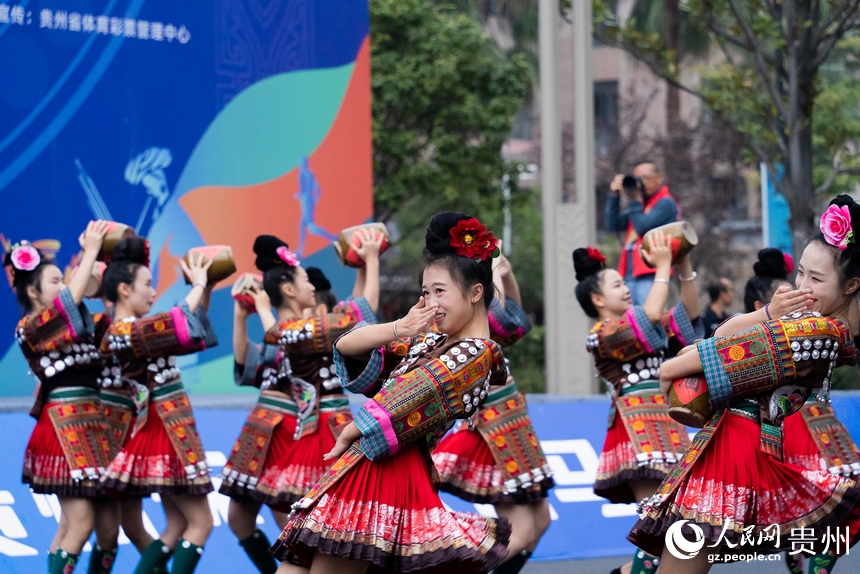 活動(dòng)現(xiàn)場(chǎng)民俗文化展演。人民網(wǎng)記者 涂敏攝
