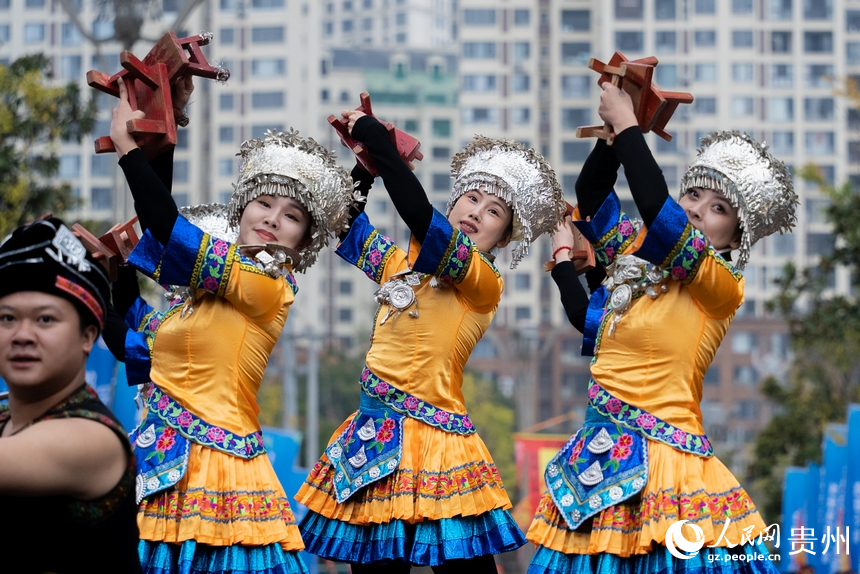 活動(dòng)現(xiàn)場(chǎng)民俗文化展演。人民網(wǎng)記者 涂敏攝