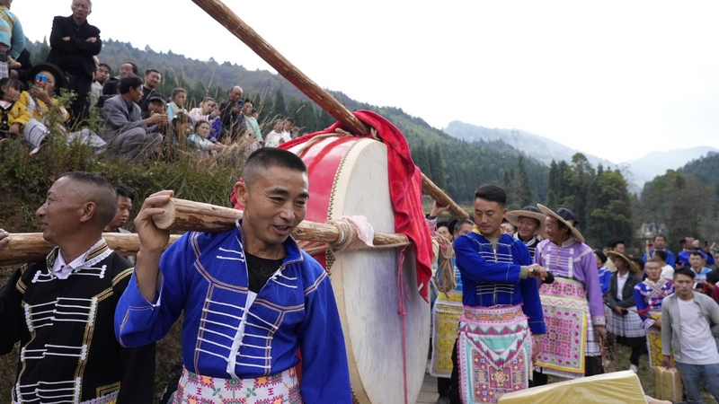 清鎮(zhèn)市麥格鄉(xiāng)龍灘村舉行苗族祭鼓節(jié)。