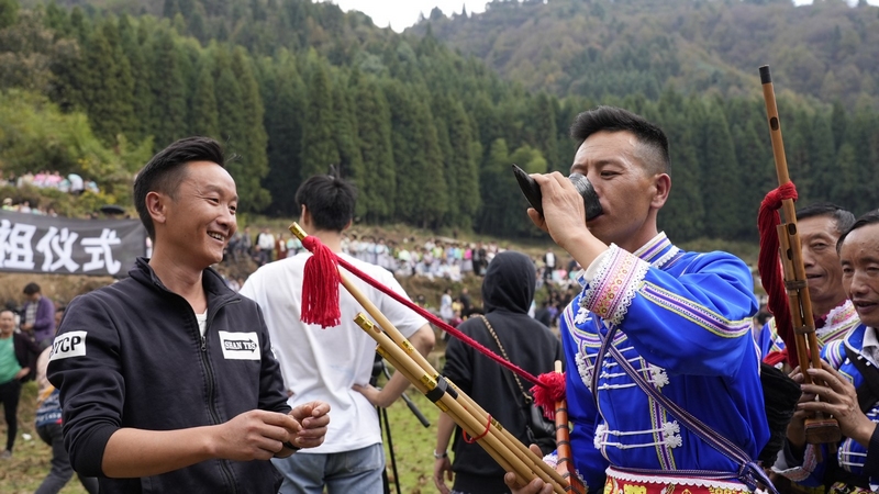 清鎮(zhèn)市麥格鄉(xiāng)龍灘村舉行苗族祭鼓節(jié)。