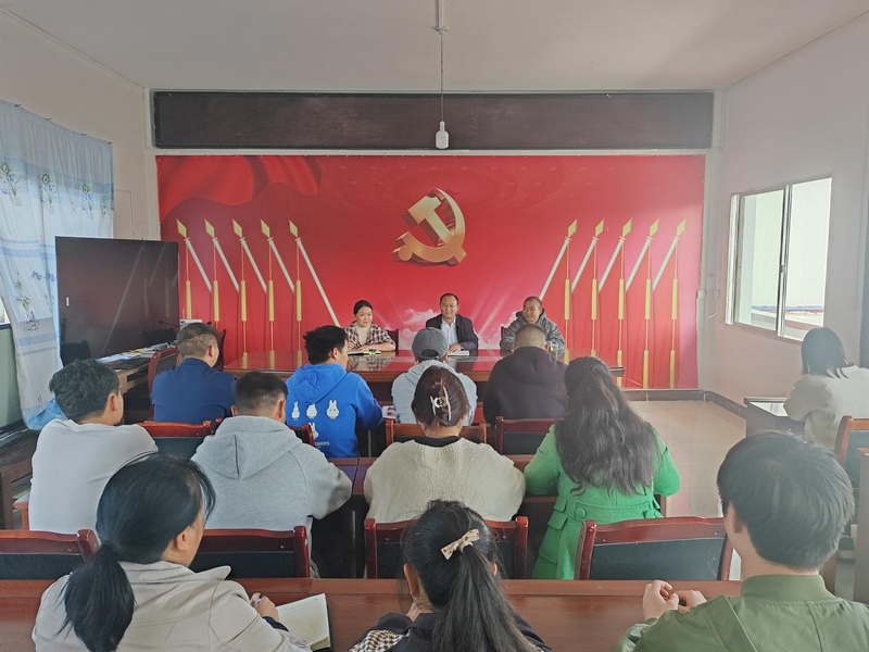 1 圖為劉卓剛向干溝村“兩委”干部宣講黨的二十屆三中全會(huì)精神