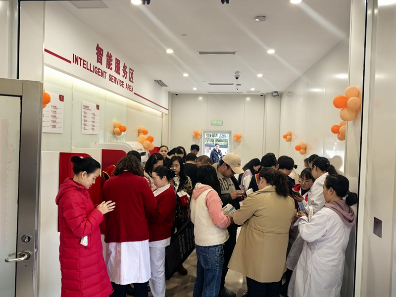 醫(yī)院職工及群眾在自助銀行內(nèi)辦理業(yè)務(wù)。
