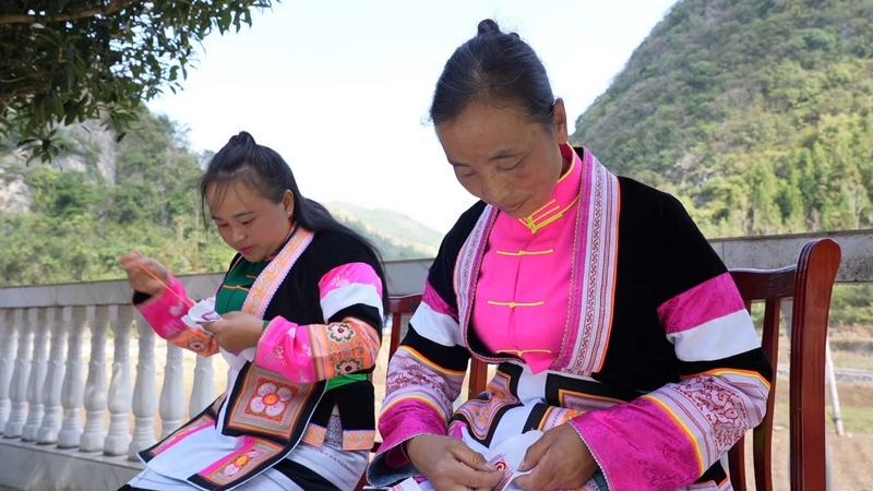 3當(dāng)?shù)刎堊鍕D女在繡花