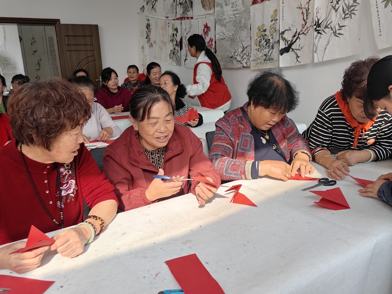 平壩區(qū)老年大學與區(qū)職業(yè)學校聯(lián)合舉辦手工剪紙公益班 (4)