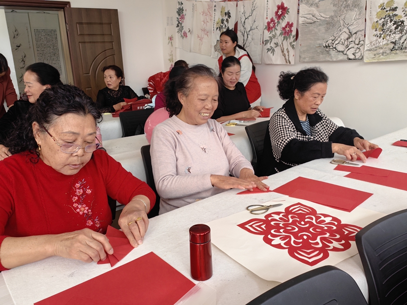 平壩區(qū)老年大學與區(qū)職業(yè)學校聯(lián)合舉辦手工剪紙公益班 (3)