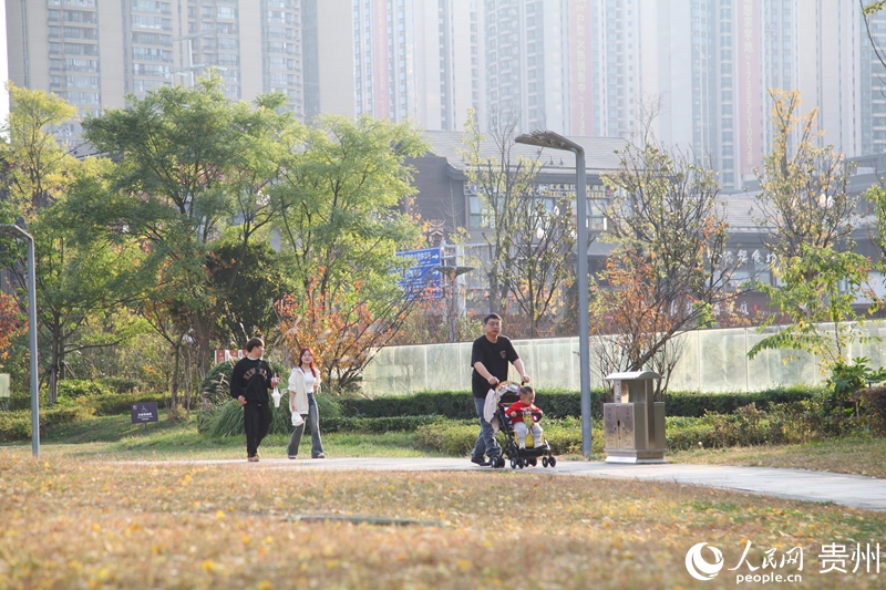 貴陽市白云區(qū)泉湖公園一角。人民網(wǎng) 龍章榆攝