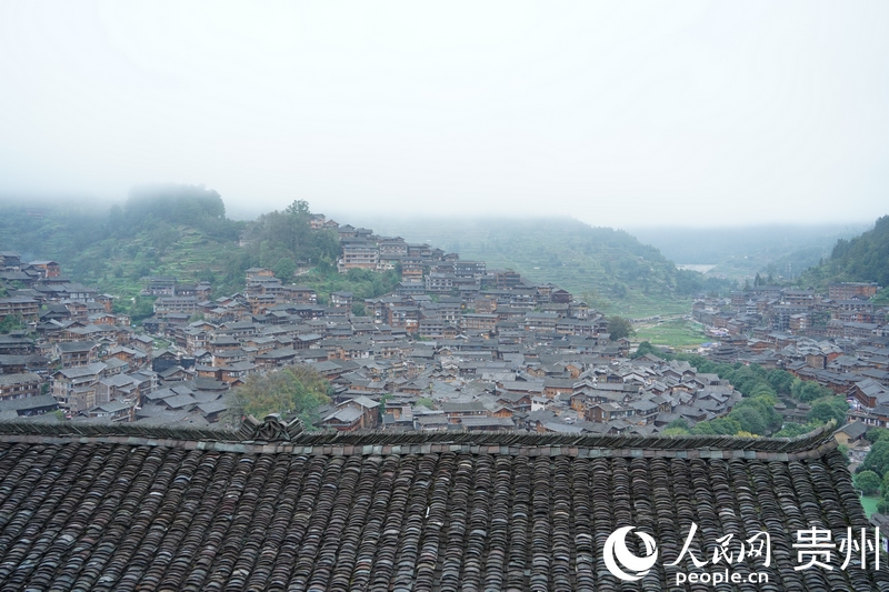 西江千戶苗寨內(nèi)，吊腳樓層層疊疊、連綿成片。人民網(wǎng) 陽茜攝
