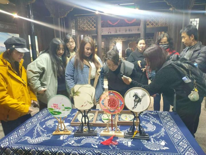 考察團(tuán)一行參觀黔繡非遺傳承館。