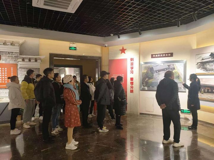 考察團(tuán)一行參觀周逸群陳列館。