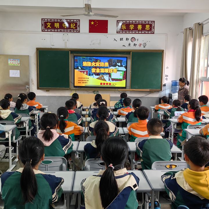 在石阡縣坪山小學，各班正利用主題班會，開展消防安全主題班會。白雪攝