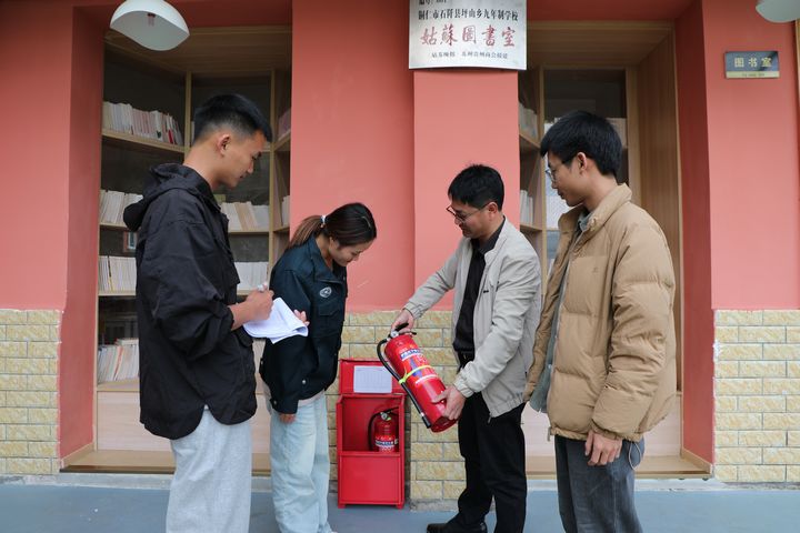 在石阡縣坪山小學，該校正在進行一月一次的隱患工作。楊文美攝