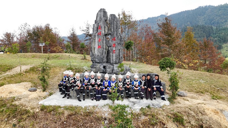 化敖村村民在“情寄巖”山頂上唱侗歌。