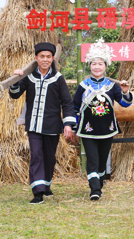 化敖村的村民們在彩排“村T”走秀表演。