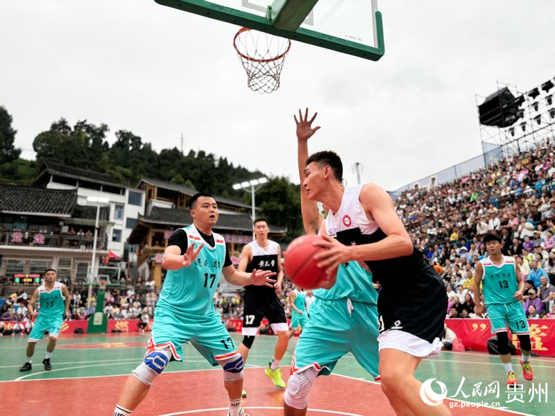3-2貴州道真隊(duì)與河北寧晉隊(duì)在現(xiàn)場(chǎng)進(jìn)行激烈角逐。人民網(wǎng)記者 高華攝