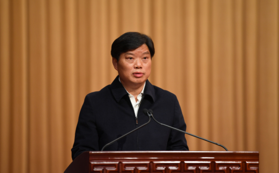 1、貴州省委教育工委副書記、貴州省教育廳黨組書記陳云坤發(fā)言。賈智攝