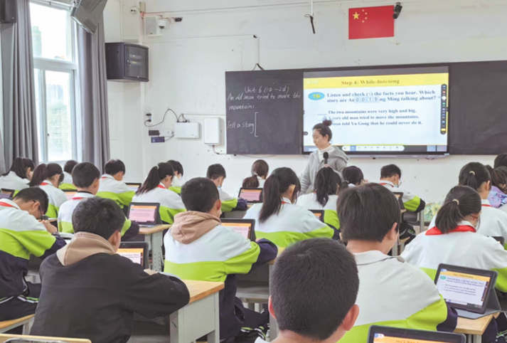 3、觀山湖區(qū)遠(yuǎn)大中學(xué)教師正在利用智慧課堂上課。貴州省教育廳供圖