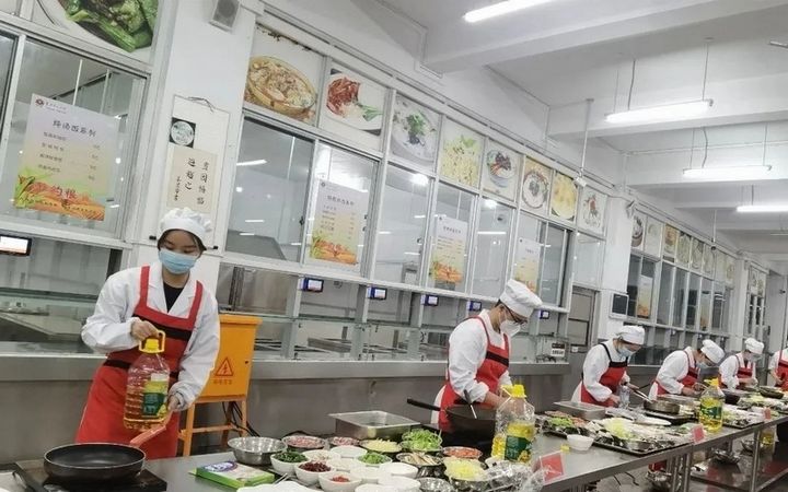 5、貴陽一中：落實(shí)日常培養(yǎng)，強(qiáng)化勤美勞育。“美食小當(dāng)家”比賽現(xiàn)場。貴陽一中供圖.jpg