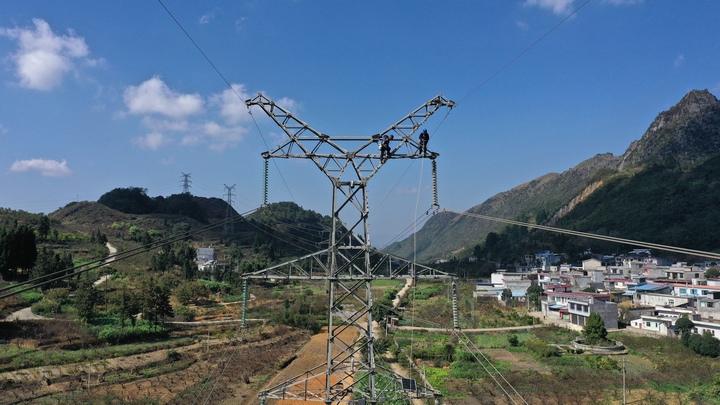 輸電專業(yè)人員對(duì)位于高海拔地區(qū)的鐵塔線路設(shè)備進(jìn)行特巡特維，并安裝放冰檢測(cè)裝置，確保電網(wǎng)安全穩(wěn)定運(yùn)行，迎峰度冬。盧關(guān)文攝