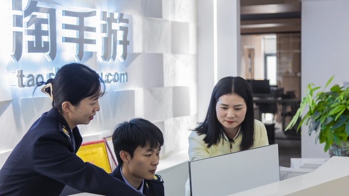 稅務(wù)人員到企業(yè)解決涉稅疑難問(wèn)題。張松攝