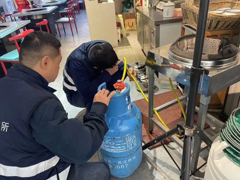 檢查商戶液化罐。