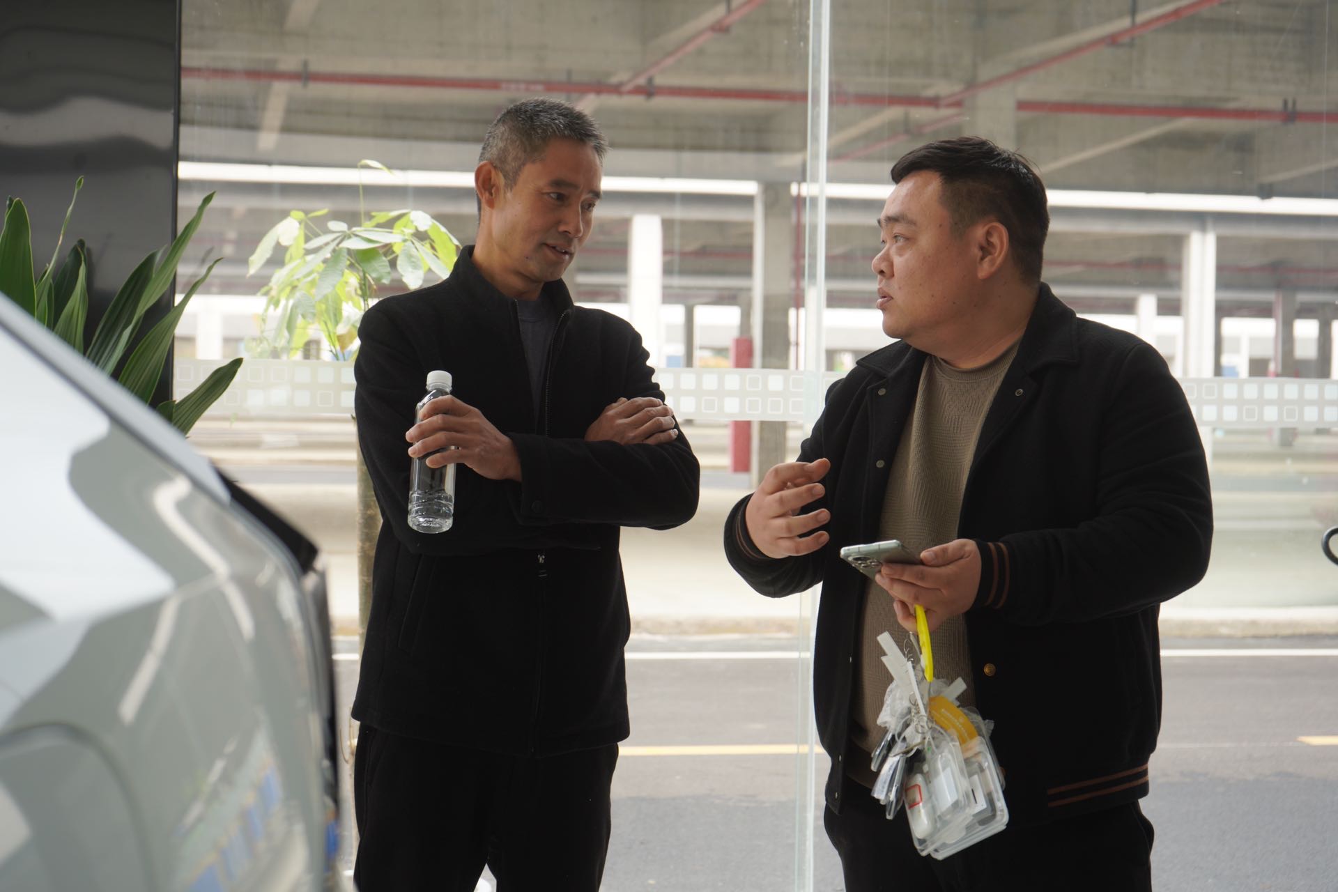 在金沙國際汽車城，顧客正在和銷售人員進(jìn)行交流。
