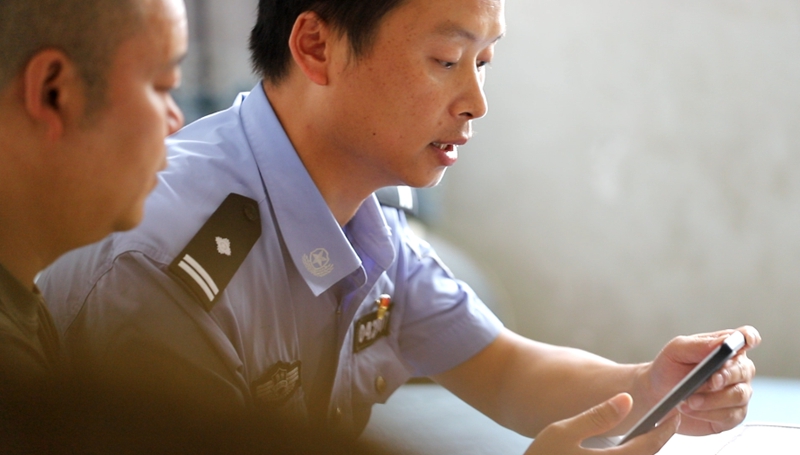 8 圖為：民警走訪群眾引導(dǎo)群眾使用警民寶APP