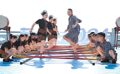 11月26日，演員在民族大聯(lián)歡活動(dòng)歡迎儀式上表演竹竿舞。