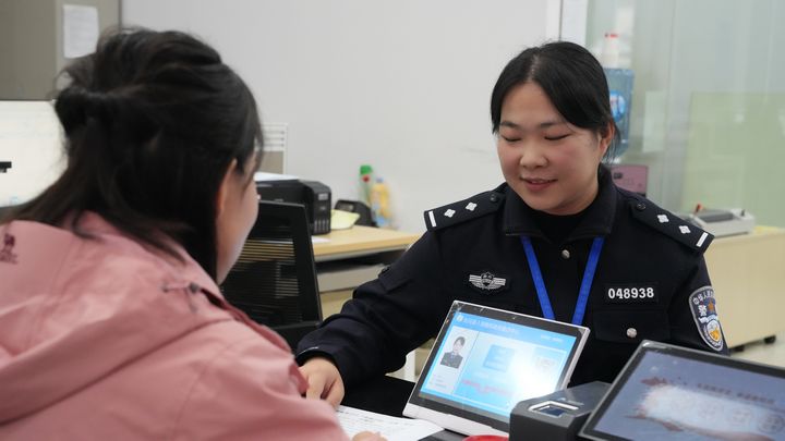 劍河縣政務(wù)服務(wù)中心公安窗口人員正在給群眾辦理業(yè)務(wù)。