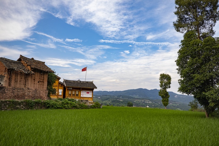 背坐村民居。何志剛攝