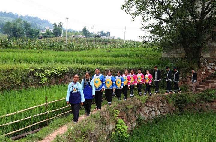背坐村水族同胞走在賽歌路上。吳守良攝