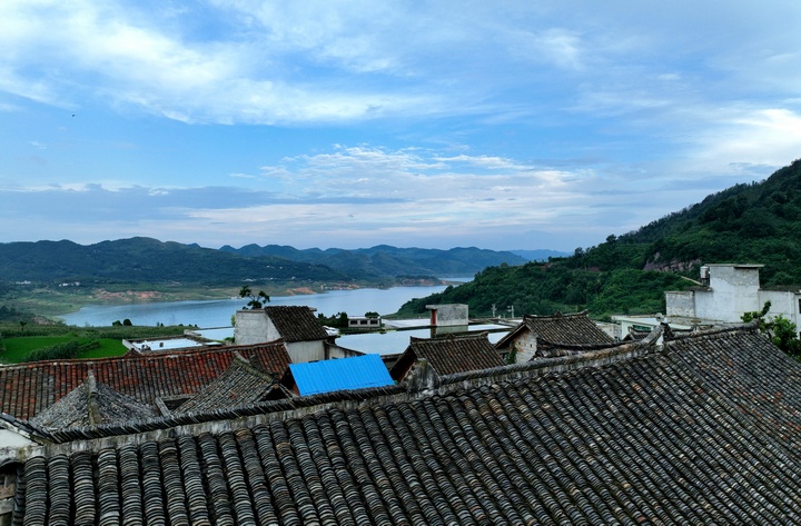依山靠水的背坐村民居。何志剛攝
