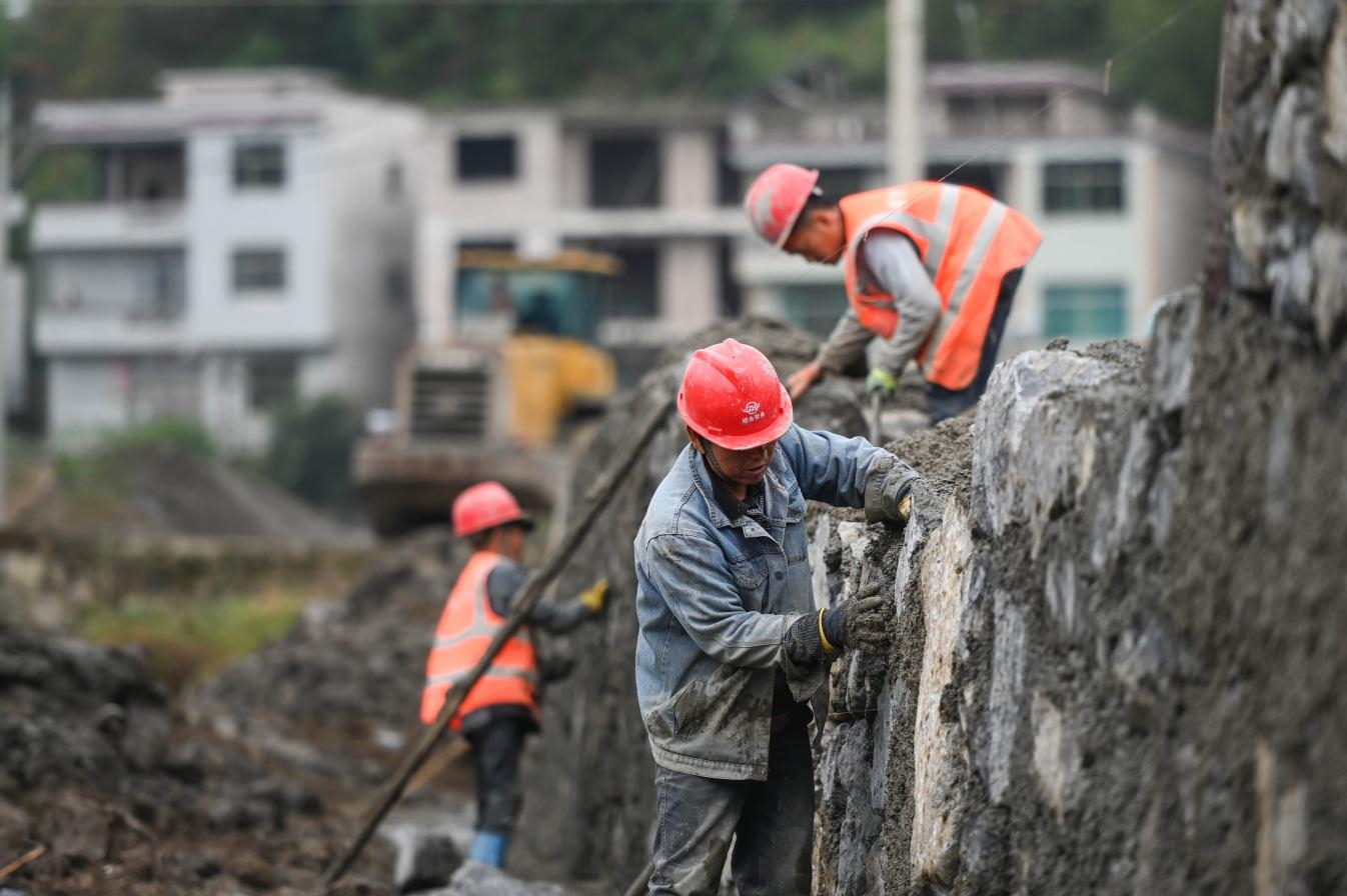 圖為松桃自治縣平頭鎮(zhèn)河道治理工程施工現(xiàn)場。