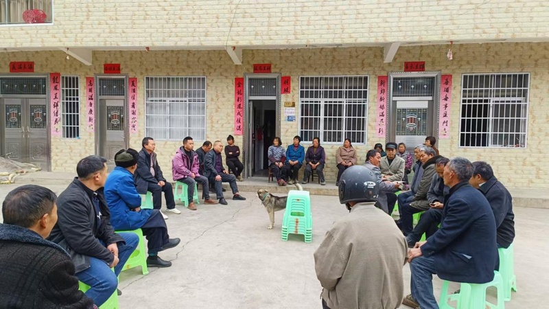 召開院壩會(huì)宣傳惠農(nóng)政策。鄧麗婷 攝.jpg