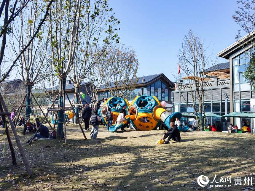 公園內(nèi)玩耍的孩童。人民網(wǎng)記者 王秀芳攝